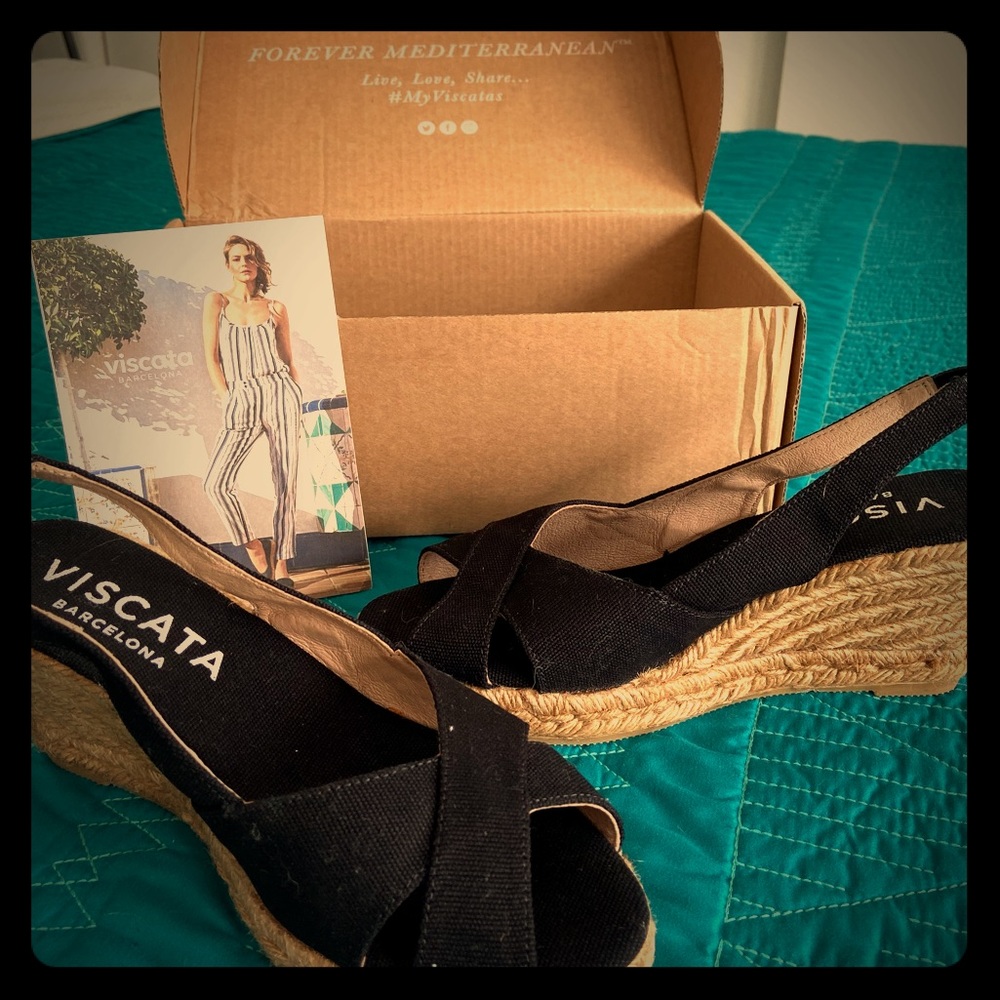 Adorable black wedges